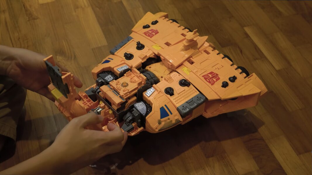 Transformers Kingdom Titan Autobot Ark In Hand  (5 of 6)